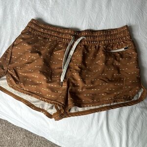 Vuori Shorts Medium only worn enough my handful of times. Smoke free home.